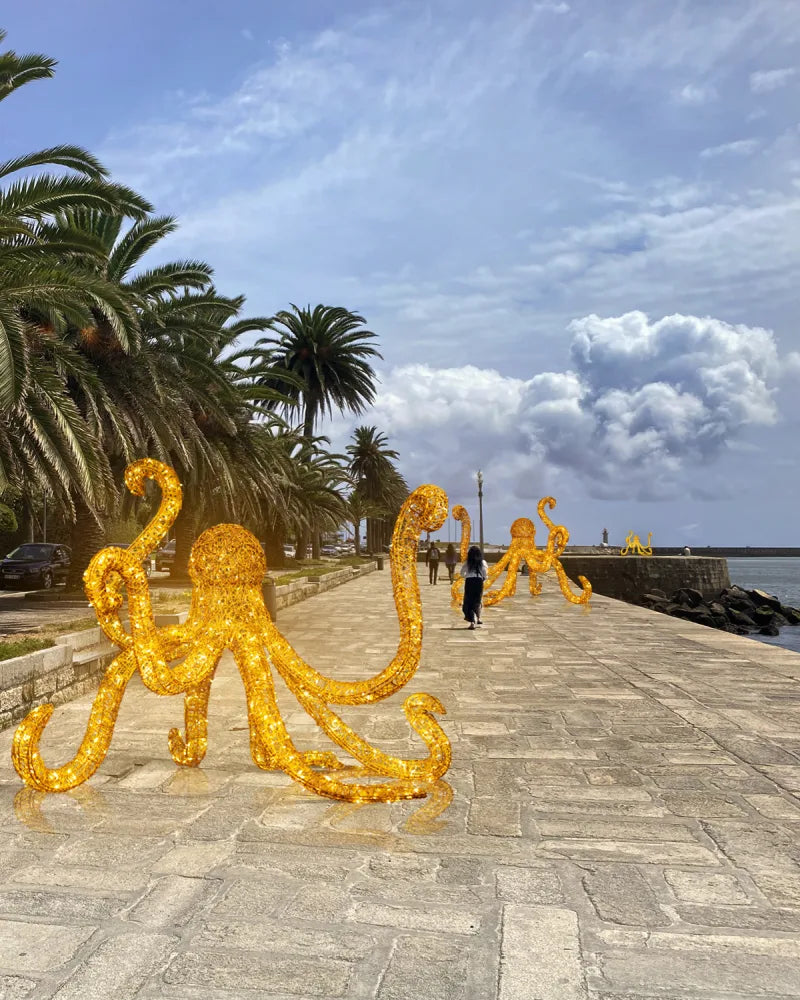 LED-Oktopus aus Aluminium – 130 cm, gold, wetterfeste Lichtfigur für außen