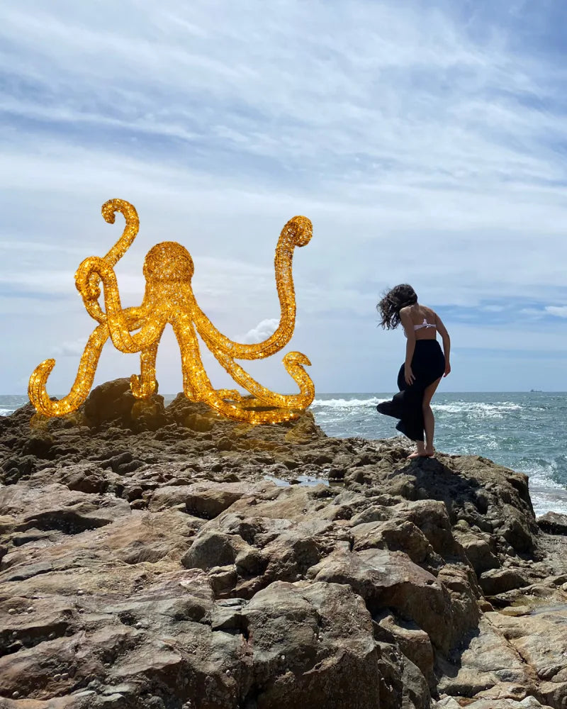 LED-Oktopus aus Aluminium – 130 cm, gold, wetterfeste Lichtfigur für außen
