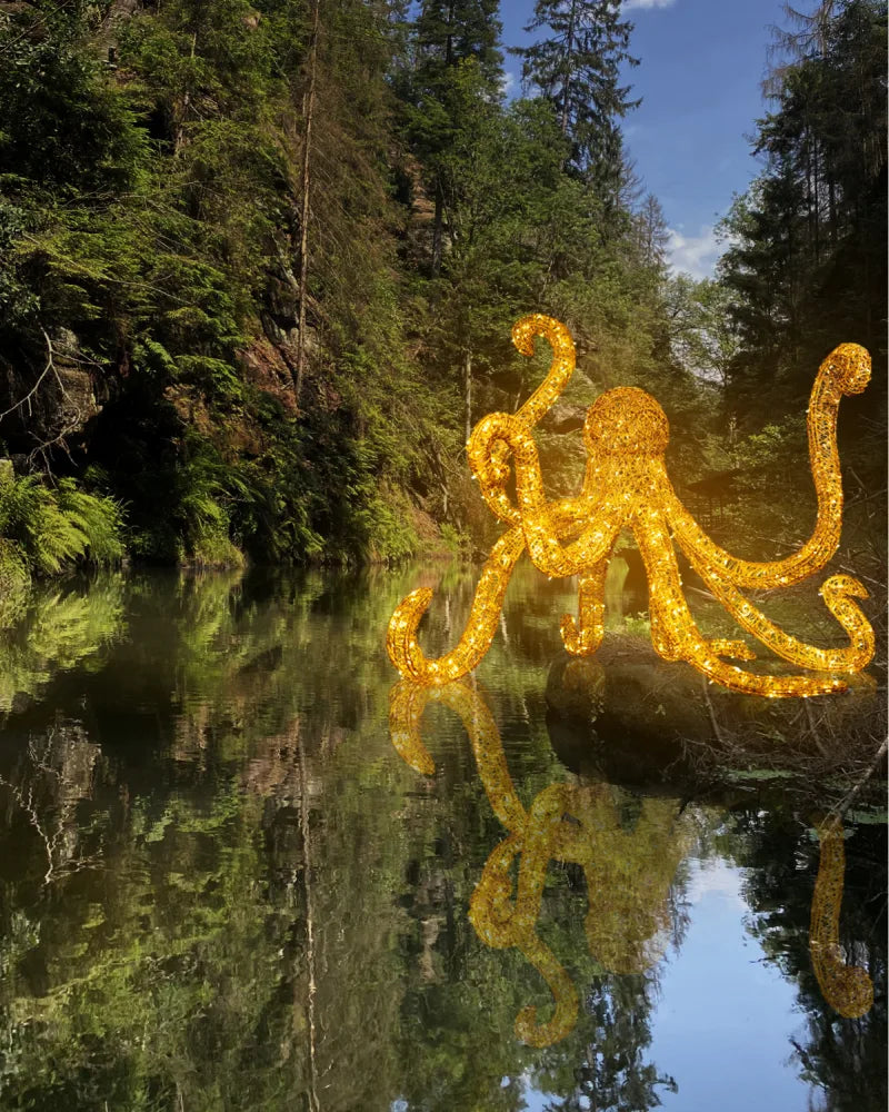 LED-Oktopus aus Aluminium – 130 cm, gold, wetterfeste Lichtfigur für außen